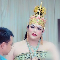 Dalam pementasan yang diselenggarakan Paguyuban Wayang Orang Bharata. Ia berperan sebagai Dewi Arimbi, putri raja Prabu Arimbaka sekaligus istri dari Bima dalam pewayangan. Ia pun memakai busana tradisional Jawa lengkap dengan riasan berpaes dan kemben. Foto: Instagram @bennusorumba