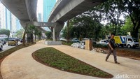 Taman di kolong JLNT Casablanca ini pun ditargetkan dapat rampung pada bulan Desember 2019.