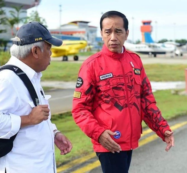 Jaket yang sama dipakai Jokowi saat menyaksikan pertandingan taekwondo di ajang Asian Games 2018. Namun kini saat dipakai untuk kunjungan kerja ke Kraya, jaket merah tersebut sudah di-customized. Foto: Dok. Biro Setpres Istana