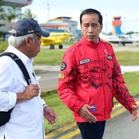 Jaket yang sama dipakai Jokowi saat menyaksikan pertandingan taekwondo di ajang Asian Games 2018. Namun kini saat dipakai untuk kunjungan kerja ke Kraya, jaket merah tersebut sudah di-customized. Foto: Dok. Biro Setpres Istana