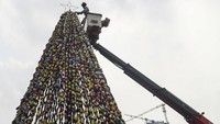Sebanyak 8.000 botol minuman bekas dikumpulkan dan disusun untuk menjadi pohon Natal raksasa tersebut.