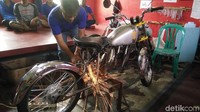 Motor bebek ber-cc 70 itu juga dibuat menjadi 100 cc dengan banyak corak painting sebuah rumput-rumput atau dalam bahasa Jawanya adalah suket teki. Foto: Arbi Anugrah