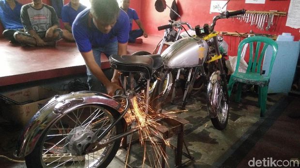 Jeruji besi ternyata tak menyurutkan hobi para narapidana di Lapas Permisan, Pulau Nusakambangan, Cilacap dalam bidang modifikasi motor. Bahkan didalam penjara itu terdapat rumah modifikasi motor yang sudah menghasilkan berbagai jenis motor kustom.
