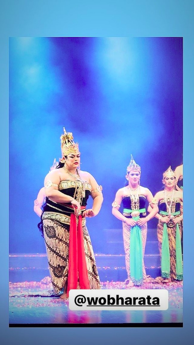 Terlihat jika Bennu menerapkan gaya khas makeup Jawa terutama untuk bagian alis dan paes. Diaplikasikan pula bulu mata palsu, blush on pink yang menonjol, lipstik bernuansa oranye dengan hasil akhir metalik, hingga contouring. Foto: Instagram @ivan_gunawan