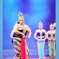 Terlihat jika Bennu menerapkan gaya khas makeup Jawa terutama untuk bagian alis dan paes. Diaplikasikan pula bulu mata palsu, blush on pink yang menonjol, lipstik bernuansa oranye dengan hasil akhir metalik, hingga contouring. Foto: Instagram @ivan_gunawan