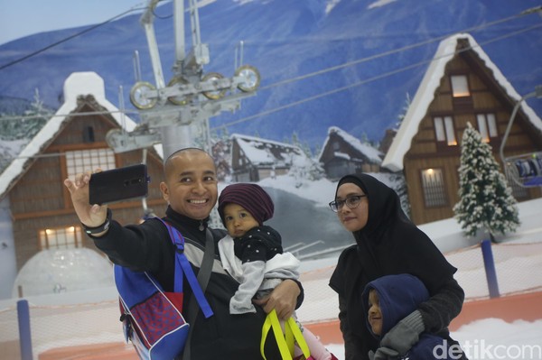 Trans Snow World Bintaro juga kekinian untuk dijadikan latar foto. Mengangkat tema Jepang, hal ini berbeda dengan Trans Snow World Bekasi yang berlatar Swiss (Foto: Agung Pambudhy/detikcom) Trans Snow World Bintaro juga kekinian untuk dijadikan latar foto. Mengangkat tema Jepang, hal ini berbeda dengan Trans Snow World Bekasi yang berlatar Swiss (Foto: Agung Pambudhy/detikcom)