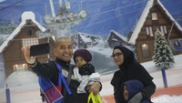 Trans Snow World Bintaro juga kekinian untuk dijadikan latar foto. Mengangkat tema Jepang, hal ini berbeda dengan Trans Snow World Bekasi yang berlatar Swiss (Foto: Agung Pambudhy/detikcom)