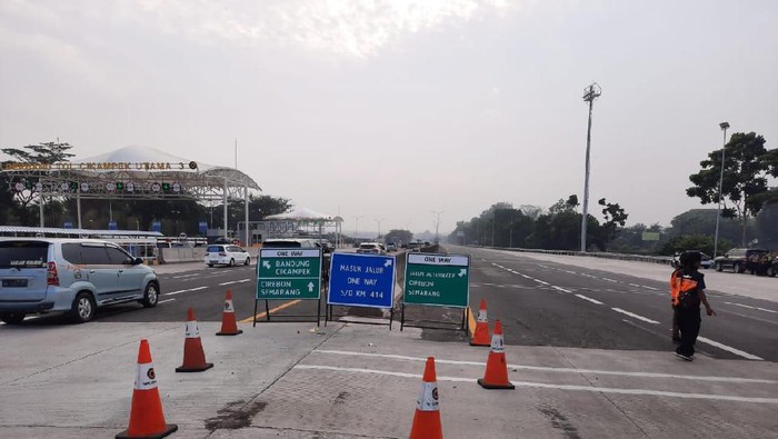 akorlantas Polri Buka Sistem Oneway Tol Cikampek-Jawa