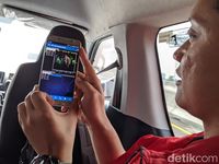 Saat menguji kualitas sinyal Telkomsel di tol Japek layang.