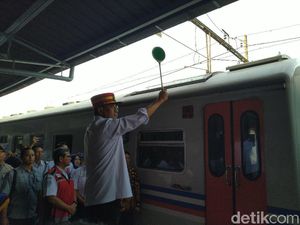 Menhub Cek Arus Libur Natal di Stasiun Senen