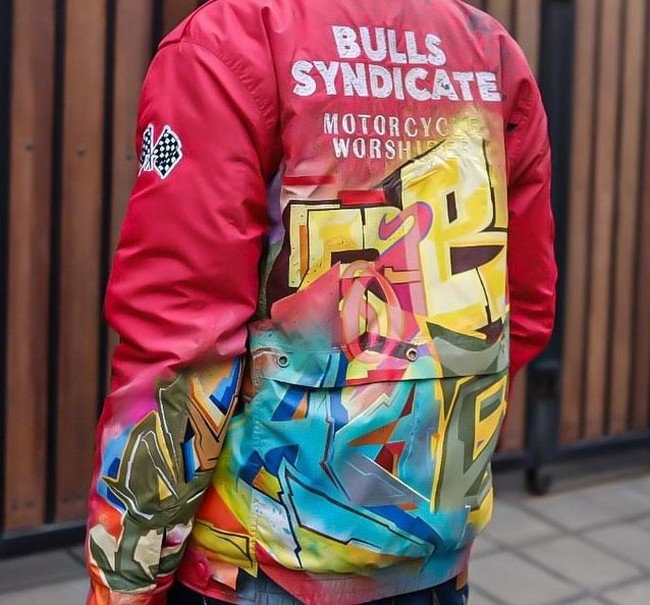 Pihak Never Too Lavish juga mengungkapkan bahwa jaket merah dari brand Bulls Syndicate itu di-customized dengan tema Graffiti Tagging. Mereka memberikan tagging berupa grafitti di beberapa bagian jaket. Yang paling terlihat menonjol adalah bagian belakang jaket Jokowi. Foto: Dok. Biro Setpres Istana