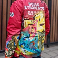 Pihak Never Too Lavish juga mengungkapkan bahwa jaket merah dari brand Bulls Syndicate itu di-customized dengan tema Graffiti Tagging. Mereka memberikan tagging berupa grafitti di beberapa bagian jaket. Yang paling terlihat menonjol adalah bagian belakang jaket Jokowi. Foto: Dok. Biro Setpres Istana