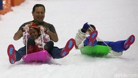 Trans Snow World Bintaro dapat menjadi pilihan menarik bagi masyarakat untuk menghabiskan akhir pekan maupun mengisi waktu liburan dengan bermain salju bersama keluarga.