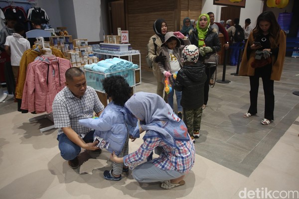 Jangan lupa memakaiakan anak Anda dengan pakaian dingin pula. Di Trans Snow World Bintaro Anda bisa merasakan salju dan musim dingin di ruangan bersuhu 8-14 derajat celcius (Foto: Agung Pambudhy/detikcom) Jangan lupa memakaiakan anak Anda dengan pakaian dingin pula. Di Trans Snow World Bintaro Anda bisa merasakan salju dan musim dingin di ruangan bersuhu 8-14 derajat celcius (Foto: Agung Pambudhy/detikcom)