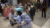 Jangan lupa memakaiakan anak Anda dengan pakaian dingin pula. Di Trans Snow World Bintaro Anda bisa merasakan salju dan musim dingin di ruangan bersuhu 8-14 derajat celcius (Foto: Agung Pambudhy/detikcom)