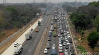 Petugas sempat menutup sementara ruas tol layang karena padatnya arus lalu lintas. Namun ruas tol layang itu sudah bisa dilewati lagi.
