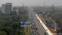 Kemacetan juga terjadi di sejumlah titik di ruas bawah tol Jakarta arah Cikampek. Petugas pun melakukan contraflow dari Karawang Barat Km 47 hingga Dawuan Km 60. Selain itu, petugas sudah melakukan sistem satu arah mulai dari GT Cikampek Utama di Km 70 hingga GT Kalikangkung Km 414.