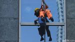 Aksi Spiderman Bersihkan Kaca Gedung Pencakar Langit