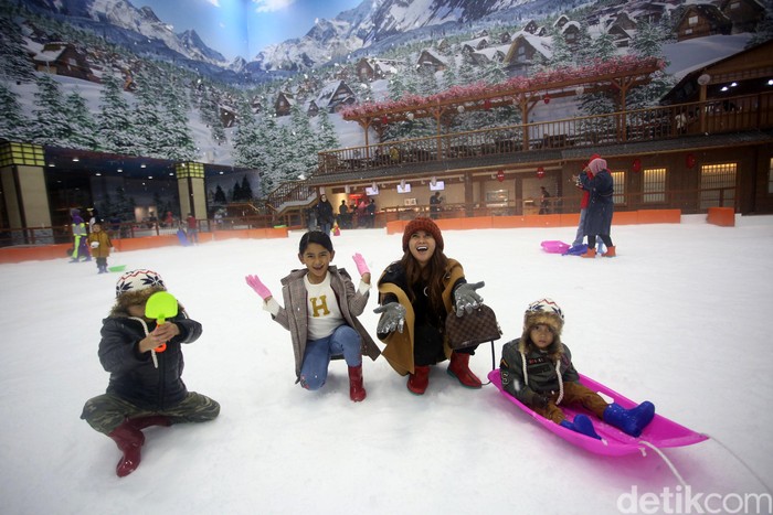 Trans Snow World Bintaro resmi dibuka untuk umum hari ini, Sabtu (21/12). Anak-anak pun mulai ramaikan wahana itu untuk mengisi akhir pekan dengan bermain salju.