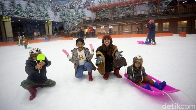 Trans Snow World Bintaro resmi dibuka untuk umum hari ini, Sabtu (21/12). Anak-anak pun mulai ramaikan wahana itu untuk mengisi akhir pekan dengan bermain salju.