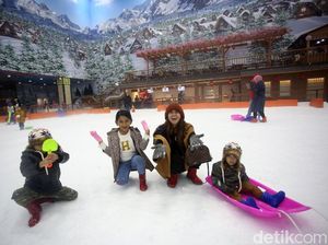 Seru Banget! Di Trans Snow World Bintaro Bisa Main Salju Bareng Santa