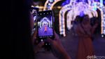 Kerlap-kerlip Pohon Natal Raksasa Hiasi Mal di Ibu Kota