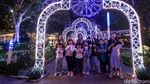 Kerlap-kerlip Pohon Natal Raksasa Hiasi Mal di Ibu Kota
