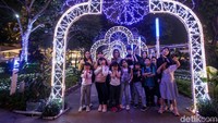 Pohon Natal raksasa dan lampu hias yang berada di pusat perbelanjaan tersebut pun menjadi tempat foto favorit para pengunjung.