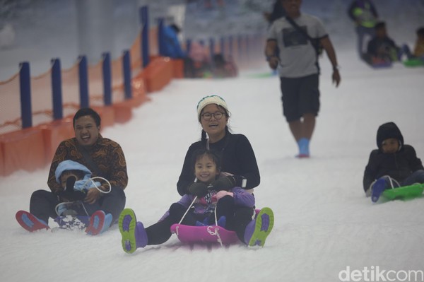 Ada berbagai pilihan alat seluncur es di Trans Snow World Bintaro. Bisa Anda sewa dengan biaya beragam, mulai dari basic sledge (Rp 30 ribu), double sledge (Rp 40 ribu), snow tube single (Rp 30 ribu), dan snow tube double (Rp 80 ribu) (Foto: Agung Pambudhy/detikcom) Ada berbagai pilihan alat seluncur es di Trans Snow World Bintaro. Bisa Anda sewa dengan biaya beragam, mulai dari basic sledge (Rp 30 ribu), double sledge (Rp 40 ribu), snow tube single (Rp 30 ribu), dan snow tube double (Rp 80 ribu) (Foto: Agung Pambudhy/detikcom)