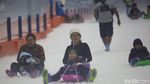 Rame dan Seru! Potret Wisatawan Padati Trans Snow World Bintaro