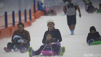 Ada berbagai pilihan alat seluncur es di Trans Snow World Bintaro. Bisa Anda sewa dengan biaya beragam, mulai dari basic sledge (Rp 30 ribu), double sledge (Rp 40 ribu),  snow tube single (Rp 30 ribu), dan snow tube double (Rp 80 ribu) (Foto: Agung Pambudhy/detikcom)