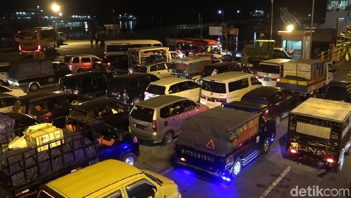 Pelabuhan ASDP Ketapang Mulai Dipadati Penumpang Menuju Bali