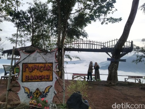 Fenomena Negeri di Atas Awan atau Puncak Bangku beberapa minggu ini sedang hits, banyak diperbincangkan di media sosial Instagram dan kini ramai dikunjungi (Foto: Dadang Hermansyah/detikcom) Fenomena Negeri di Atas Awan atau Puncak Bangku beberapa minggu ini sedang hits, banyak diperbincangkan di media sosial Instagram dan kini ramai dikunjungi (Foto: Dadang Hermansyah/detikcom)