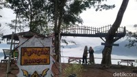 Fenomena Negeri di Atas Awan atau Puncak Bangku beberapa minggu ini sedang hits, banyak diperbincangkan di media sosial Instagram dan kini ramai dikunjungi (Foto: Dadang Hermansyah/detikcom)