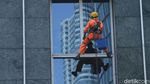 Aksi Spiderman Bersihkan Kaca Gedung Pencakar Langit