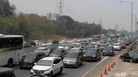 Kemacetan panjang tampak terjadi di ruas tol Jakarta arah Cikampek. Sedangkan ruas tol Cikampek arah Jakarta terlihat lancar.