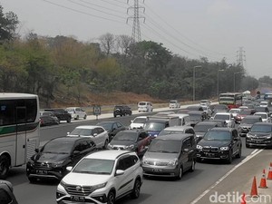 H-3 Natal, Tol Japek Atas-Bawah Macet di Sejumlah Titik