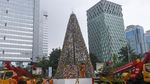 Wow! Ribuan Botol Bekas Disusun Jadi Pohon Natal Raksasa di Jakarta