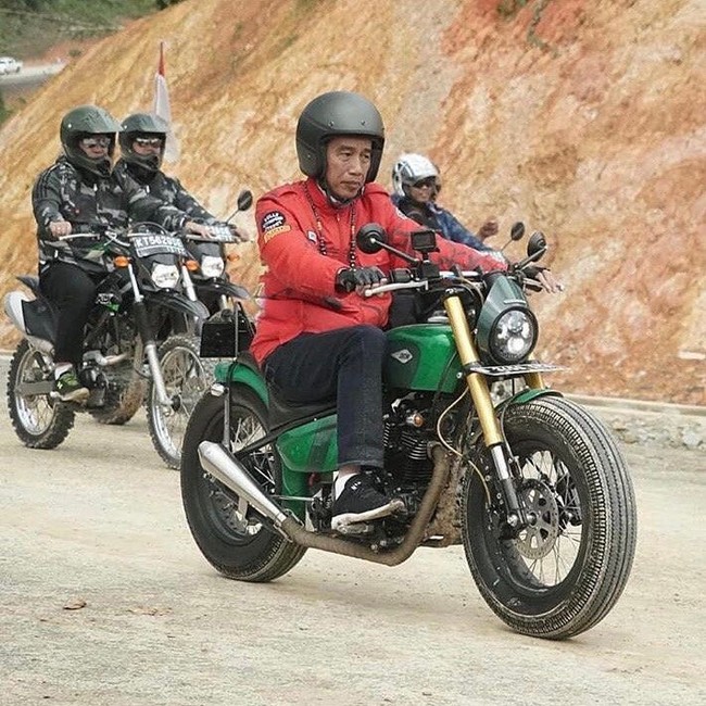 Inilah penampilan Presiden Jokowi saat mengendarai motor untuk meninjau pembangunan jalan di perbatasan Indonesia-Malaysia di Krayan, Kalimantan Utara, pada Kamis (19/12/2019). Jokowi mengenakan jaket dari Bulls Syndicate, merek pakaian lokal bergaya urban yang berbasis di Solo, Jawa Tengah. Foto: Dok. Biro Setpres Istana