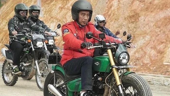 Jokowi pakai jaket buatan solo Jokowi pakai jaket buatan solo