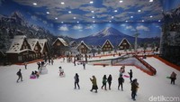 Taman rekreasi salju indoor ini memiliki luas 6.000 meter persegi dan merupakan yang terbesar di Indonesia. Trans Snow World Bintaro mengangkat tema Jepang. (Foto: Agung Pambudhy/detikcom)