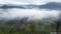 Puncak Bangku merupakan daerah yang terletak di dataran tinggi dan memiliki tebing. Sedangkan daerah yang diselimuti kabut adalah wilayah perbatasan Ciamis-Kuningan (Foto: Dadang Hermansyah/detikcom)