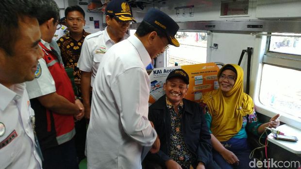 Menhub Cek Arus Libur Natal di Stasiun Senen