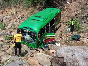Video Minibus Sarat Penumpang Masuk Jurang di Pacitan