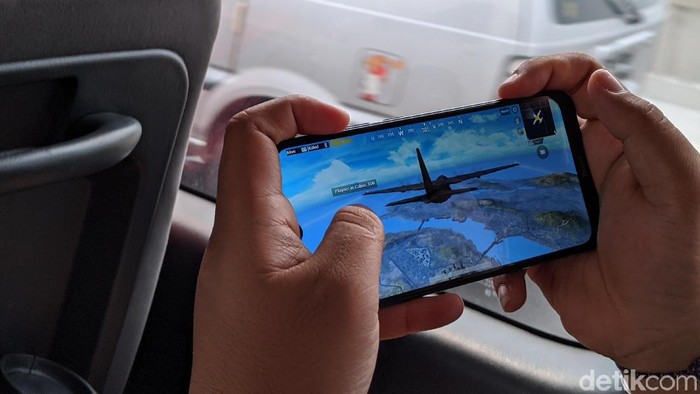 Menjajal main PUBG Mobile di tol Japek layang. Foto: Agus Tri Haryanto/detikINET Menjajal main PUBG Mobile di tol Japek layang. Foto: Agus Tri Haryanto/detikINET
