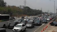 Penampakan Macet Tol Layang Cikampek di H-4 Natal
