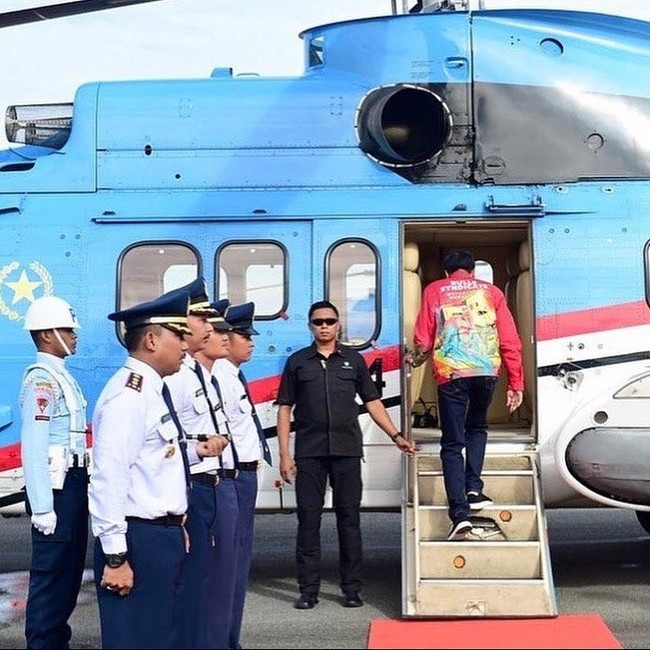 Jaket Jokowi yang dipakai untuk kunjungan kerja ke Kalimatan Utara ini menarik hati para millenial. Mereka menyerbu akun Instagram Bulls Syndicate dan Never Too Lavish menanyakan di mana bisa membeli jaket tersebut. Sayangnya diinformasikan pihak Bulls Syndicate, jaket yang harga aslinya sebelum di-customized itu adalah Rp 375 ribu, sudah tidak diproduksi lagi. Foto: Dok. Biro Setpres Istana