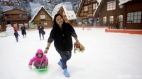 Warga pun antusias untuk menghabiskan akhir pekan dengan bermain salju bersama keluarga di wahana tersebut.