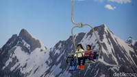 Selain bermain salju, para pengunjung juga dapat menjajal berbagai wahana permainan menarik di Trans Snow World Bintaro, salah satunya adalah kereta gantung.
