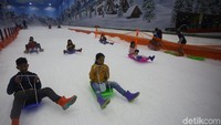 Harga tiket masuk Trans Snow World Bintaro untuk semua usia adalah Rp 300 ribu selama durasi dua jam. Nantinya setiap pengunjung akan mendapatkan kaus kaki gratis dan dapat meminjam sepatu boots untuk masuk ke arena bersalju (Foto: Agung Pambudhy/detikcom)
